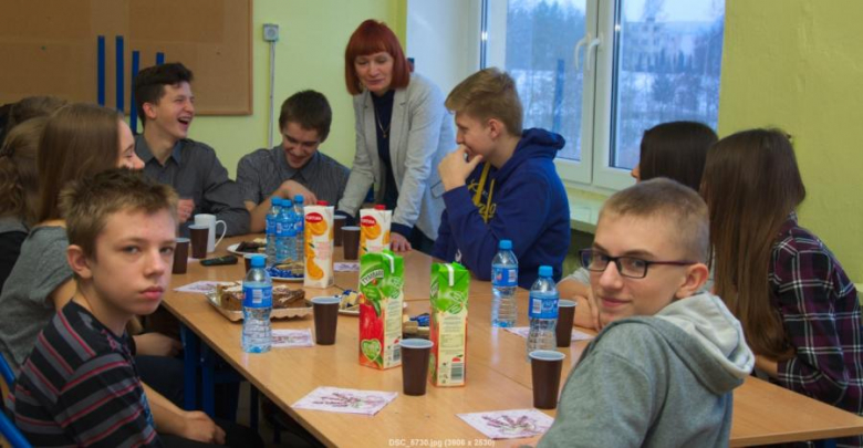 Drużyna z gimnazjum w Miękini wraz z nauczycielką matematyki i trenerem p. Elżbietą Uziałko