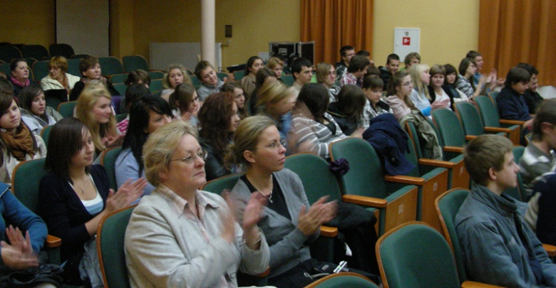 Spotkanie autorskie z czaszką w tle