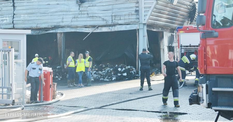 Dogaszanie pożaru w magazynie