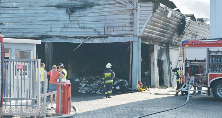 Dogaszanie pożaru w magazynie