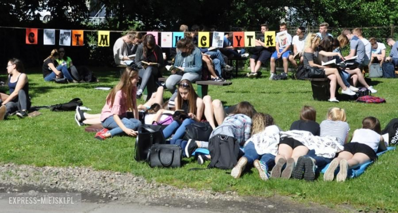 Wspólne czytanie w średzkim ogólniaku