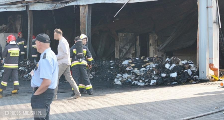 Dogaszanie pożaru w magazynie