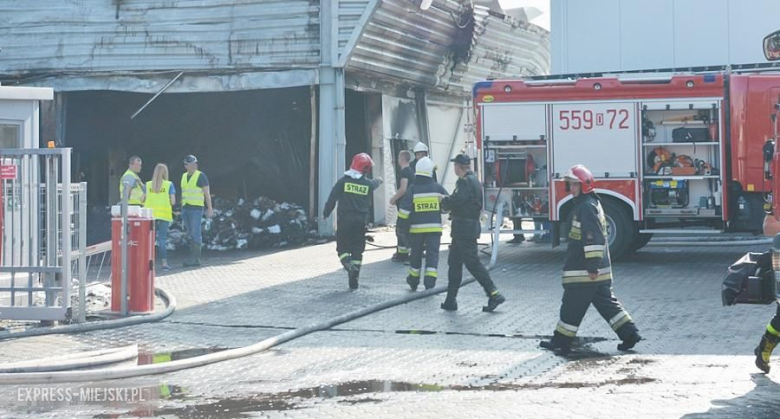 Dogaszanie pożaru w magazynie