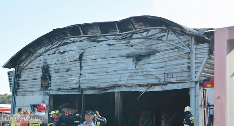 Dogaszanie pożaru w magazynie