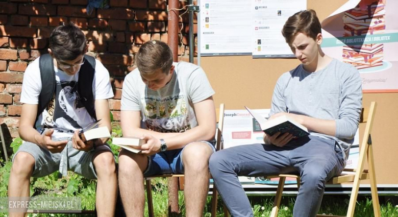 Wspólne czytanie w średzkim ogólniaku