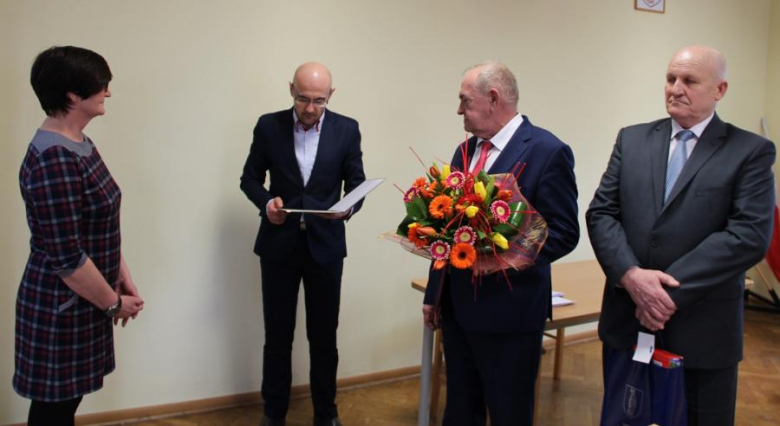 Podziękowanie dyrektor za 18 lat pracy w gimnazjum w Kostomłotach