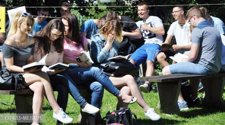 Wspólne czytanie w średzkim ogólniaku