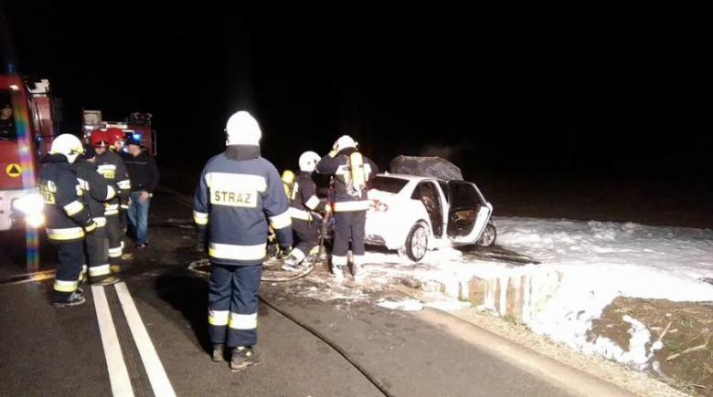 Płonące auto w gminie Udanin