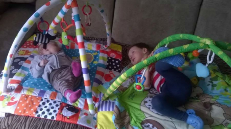 Antoś bawi się z braciszkiem Franiem :)