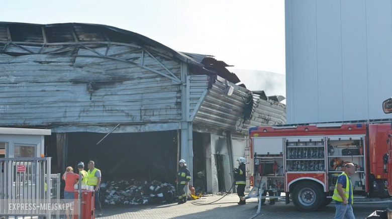 Dogaszanie pożaru w magazynie