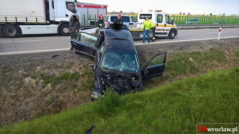 Samochód osobowy wypadł z drogi na A4