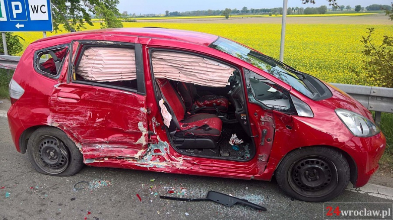 Zderzenie osobówki z ciężarówką na zjeździe z A4 w Kostomłotach