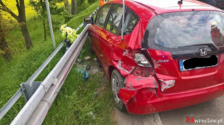 Zderzenie osobówki z ciężarówką na zjeździe z A4 w Kostomłotach