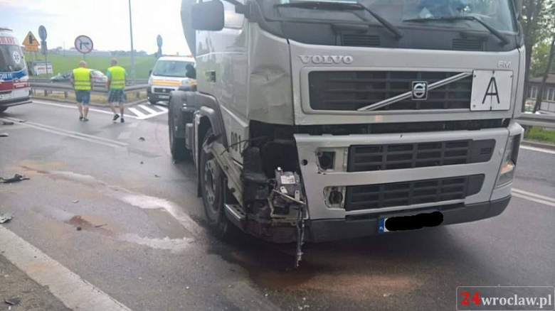 Zderzenie osobówki z ciężarówką na zjeździe z A4 w Kostomłotach