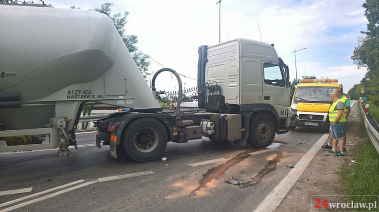 Zderzenie osobówki z ciężarówką na zjeździe z A4 w Kostomłotach