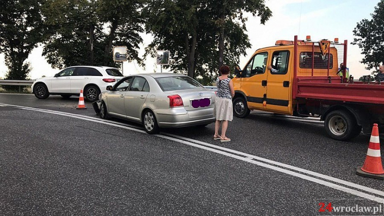 Kolizja dwóch osobówek na zjeździe z A4