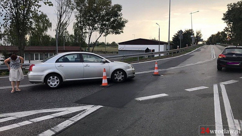 Kolizja dwóch osobówek na zjeździe z A4