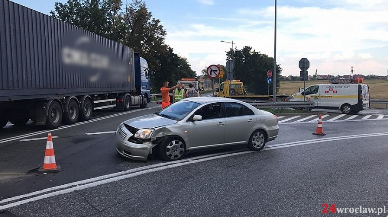 Kolizja dwóch osobówek na zjeździe z A4
