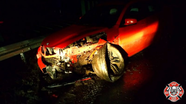 Zdarzenie na A4. Osobówka wjechała w bariery