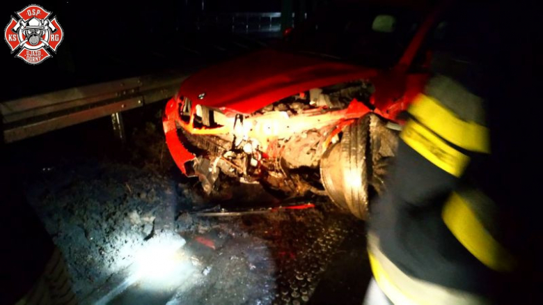 Zdarzenie na A4. Osobówka wjechała w bariery