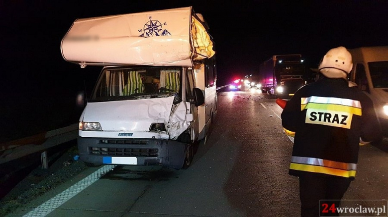 Na A4 kamper zderzył się z autokarem