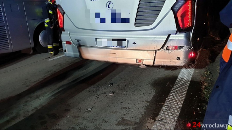 Na A4 kamper zderzył się z autokarem