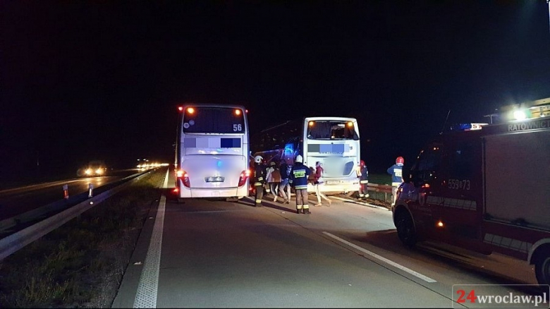 Na A4 kamper zderzył się z autokarem