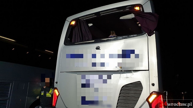 Na A4 kamper zderzył się z autokarem