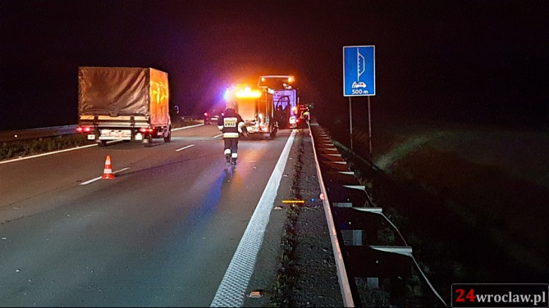 Na A4 kamper zderzył się z autokarem