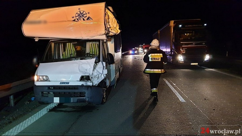 Na A4 kamper zderzył się z autokarem