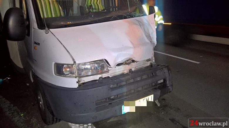 Na A4 kamper zderzył się z autokarem