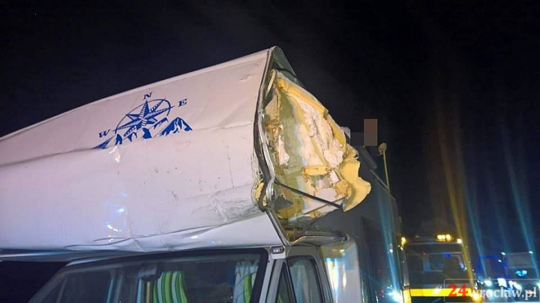 Na A4 kamper zderzył się z autokarem