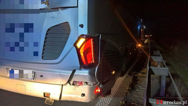 Na A4 kamper zderzył się z autokarem