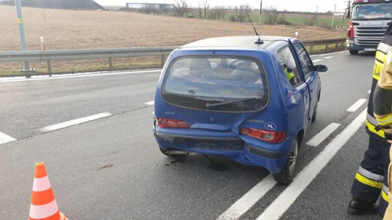 Zderzenie dwóch osobówek w Kostomłotach