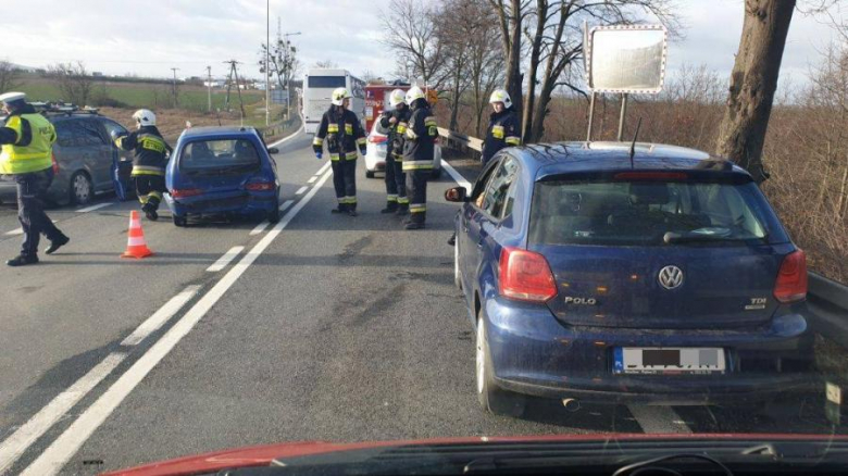 Zderzenie dwóch osobówek w Kostomłotach