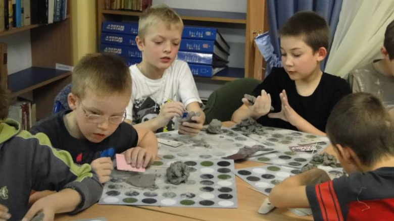 Warsztaty ceramiczne w Bibliotece Publicznej w Środzie Śląskiej
