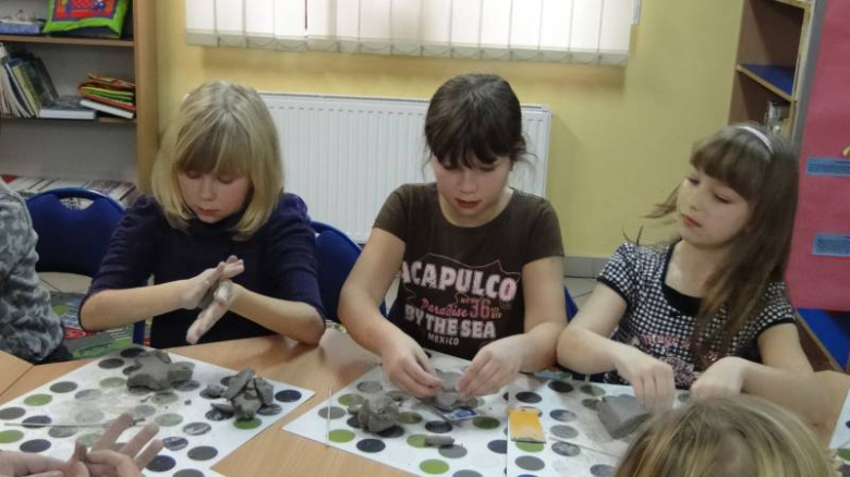 Warsztaty ceramiczne w Bibliotece Publicznej w Środzie Śląskiej