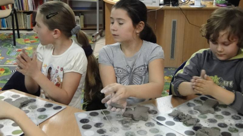 Warsztaty ceramiczne w Bibliotece Publicznej w Środzie Śląskiej