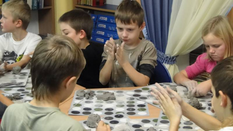 Warsztaty ceramiczne w Bibliotece Publicznej w Środzie Śląskiej