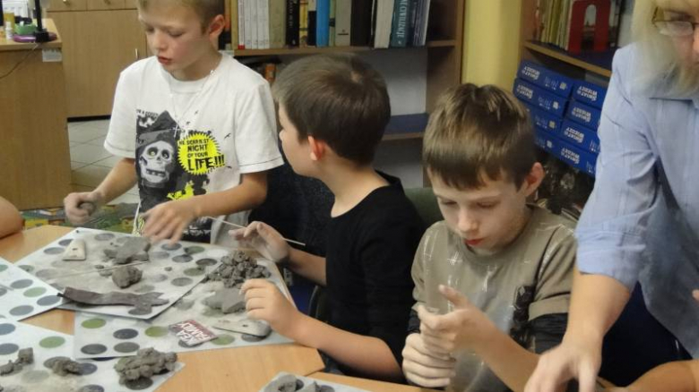 Warsztaty ceramiczne w Bibliotece Publicznej w Środzie Śląskiej
