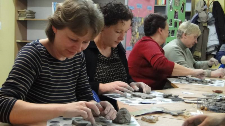 Warsztaty ceramiczne w Bibliotece Publicznej w Środzie Śląskiej