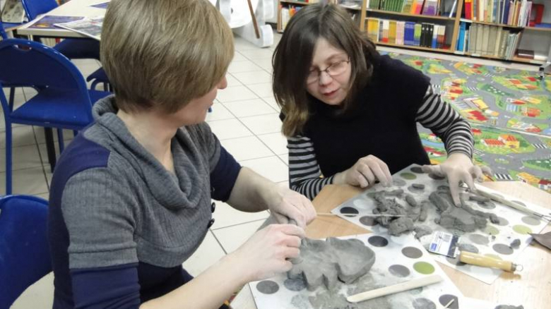 Warsztaty ceramiczne w Bibliotece Publicznej w Środzie Śląskiej