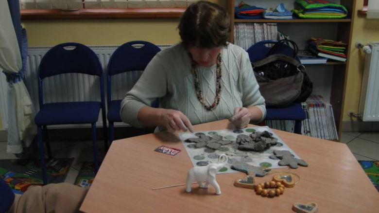 Warsztaty ceramiczne w Bibliotece Publicznej w Środzie Śląskiej