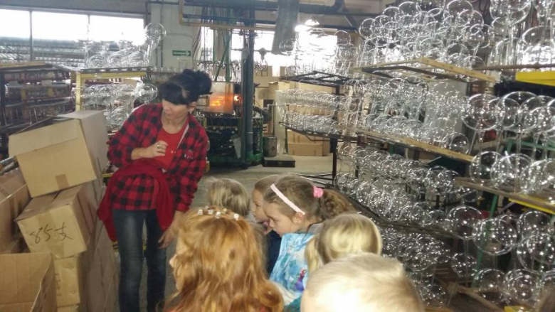 Przedszkolaki w fabryce bombek w Złotoryi