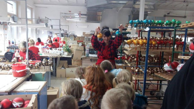 Przedszkolaki w fabryce bombek w Złotoryi