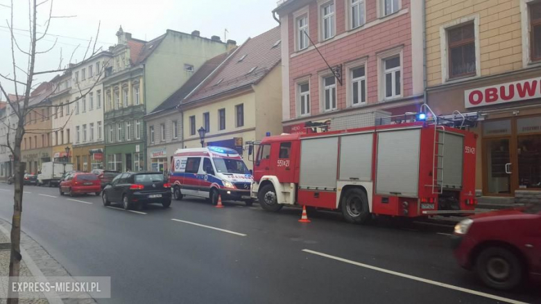 Strażnicy miejscy i strażacy pomagali pijanemu mężczyźnie