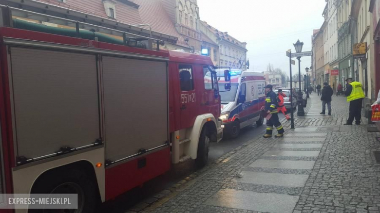 Strażnicy miejscy i strażacy pomagali pijanemu mężczyźnie