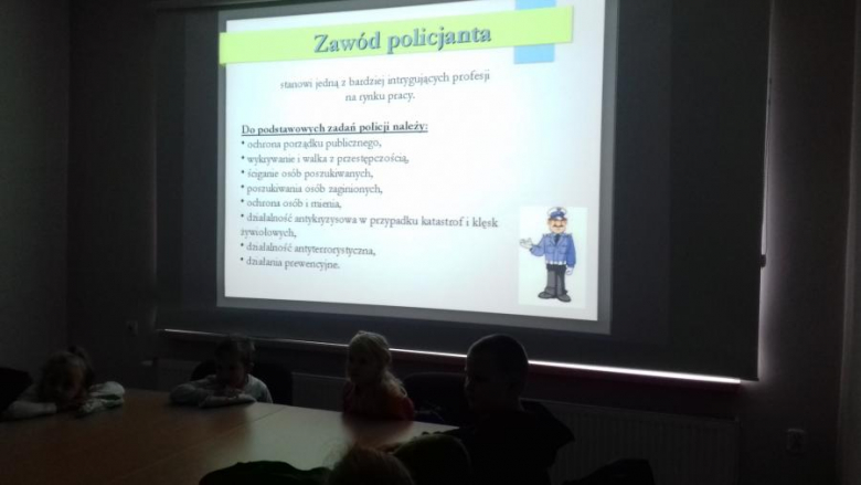 Wizyta przedszkolaków na komendzie policji