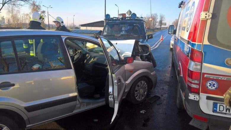 Dwie osobówki zderzyły się na zjeździe