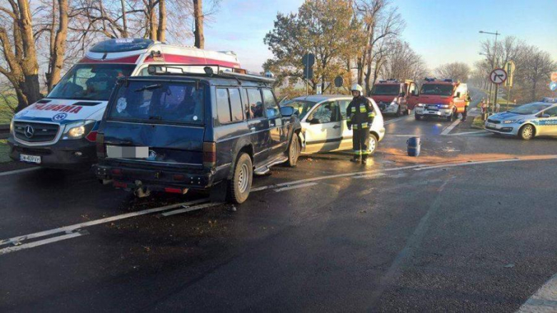 Dwie osobówki zderzyły się na zjeździe
